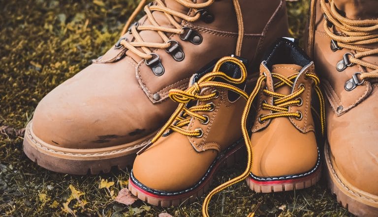 Buty na eleganckie okazje w deszczu – jak wyglądać stylowo bez kompromisów?