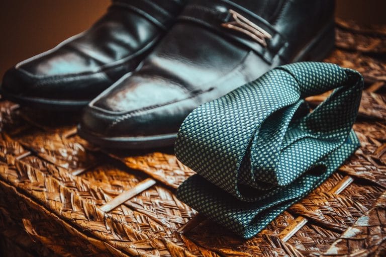 Męskie buty na oficjalne spotkania – od klasycznych brogsów po eleganckie derby