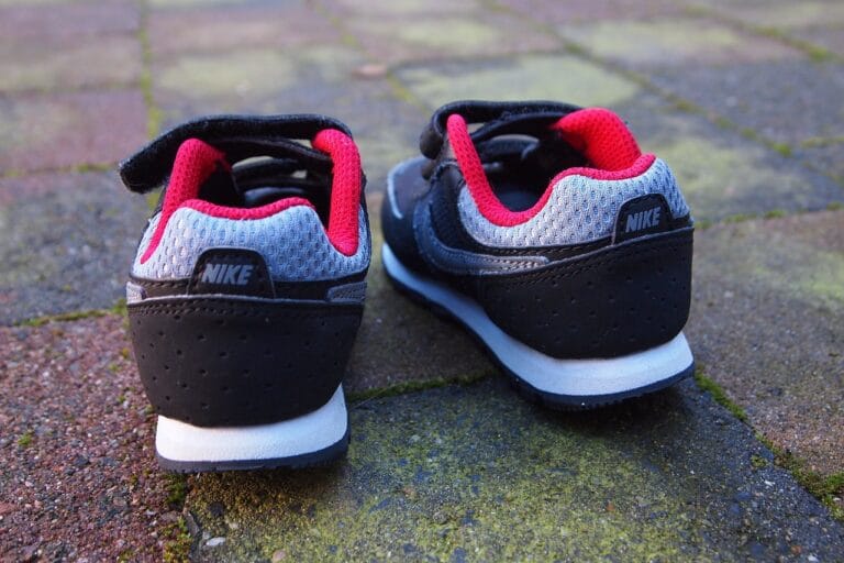 Buty na korporacyjne wydarzenie – zasady dobrego stylu