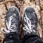 Jak wyczyścić buty zamszowe po błocie i deszczu?