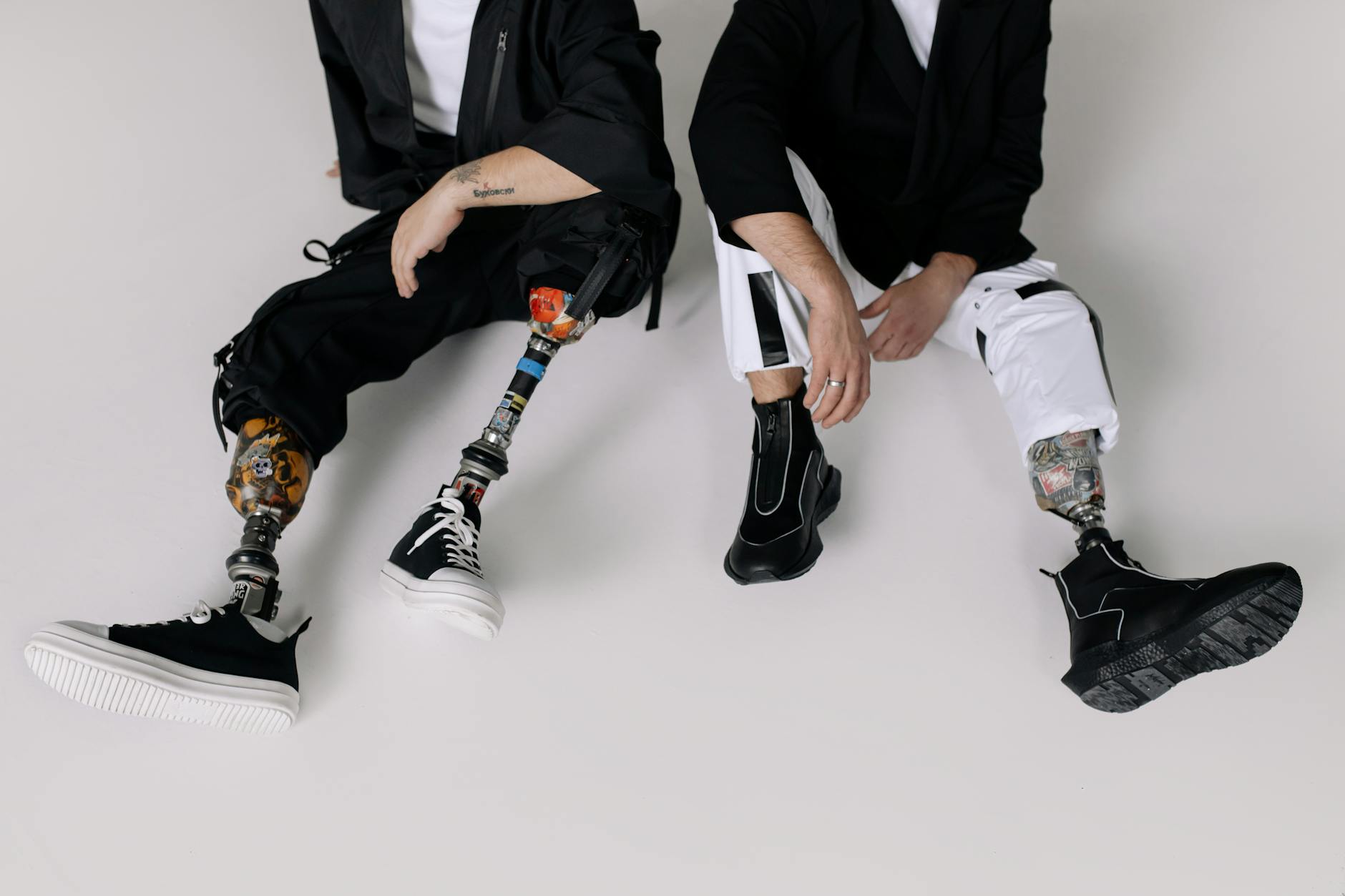 Dwaj eleganccy mężczyźni z protezami nóg w modnych butach