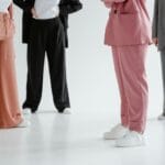 Grupa osób w biurowych stylizacjach prezentuje nowoczesną modę