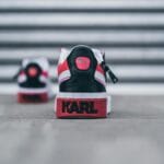 Metaliczne sneakersy na miejskim chodniku, widok z tyłu