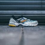 Metaliczny sneaker na chodniku w codziennej stylizacji