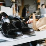 Ręcznie wykonane skórzane buty na warsztacie szewca