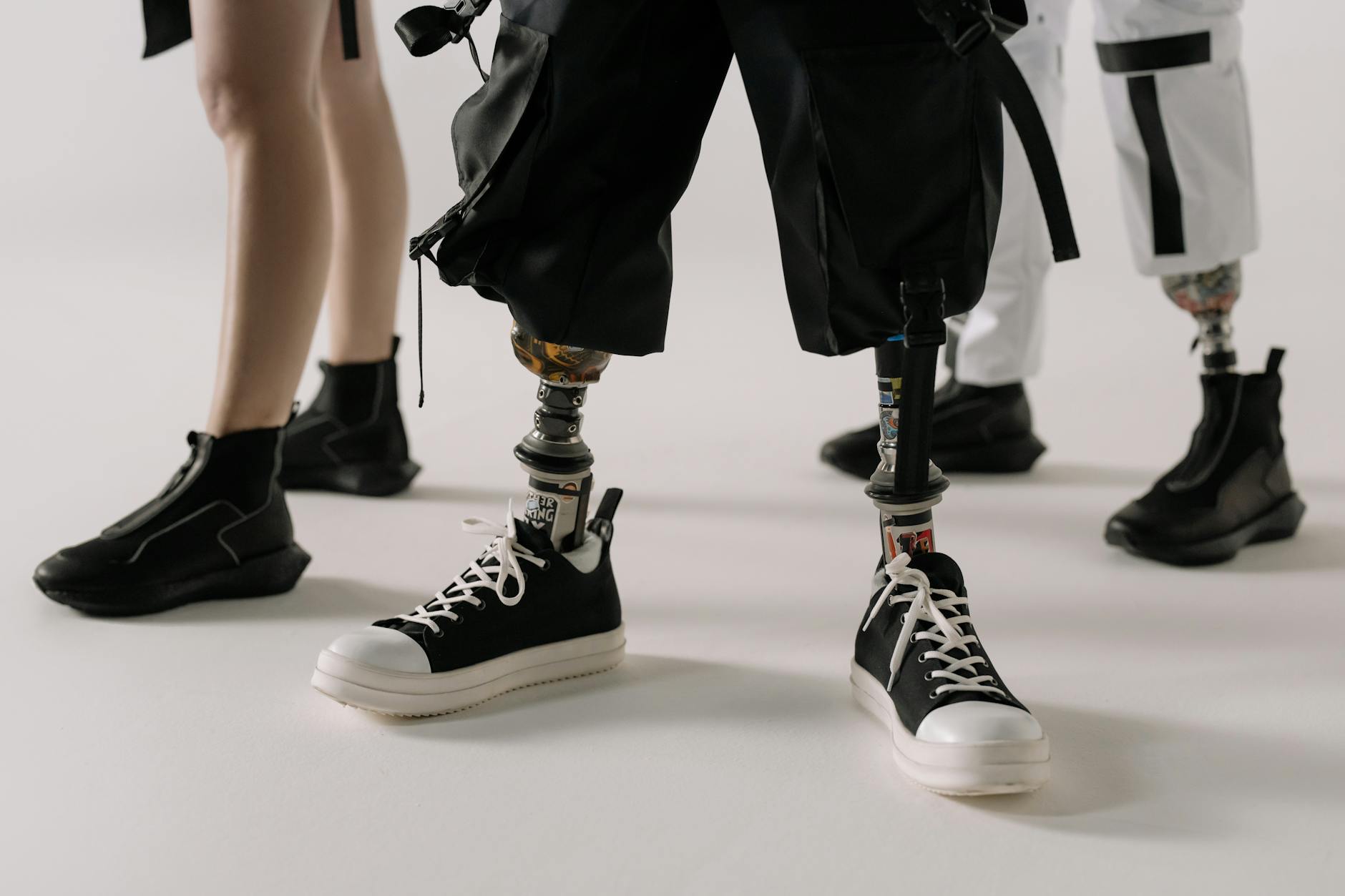 Stylowe buty i nowoczesna proteza nogi w futurystycznym wnętrzu