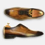 Brązowe skórzane oksfordy męskie na białym tle