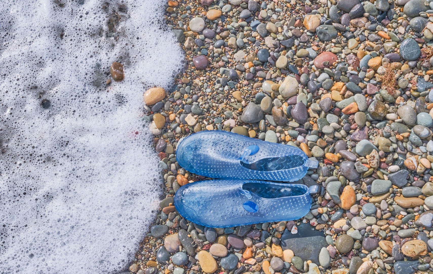 Bezpieczeństwo i komfort nad wodą – dlaczego profesjonalne obuwie to inwestycja w udany wypoczynek?