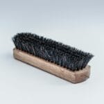 Drewniana szczotka do czyszczenia butów vintage na białym tle