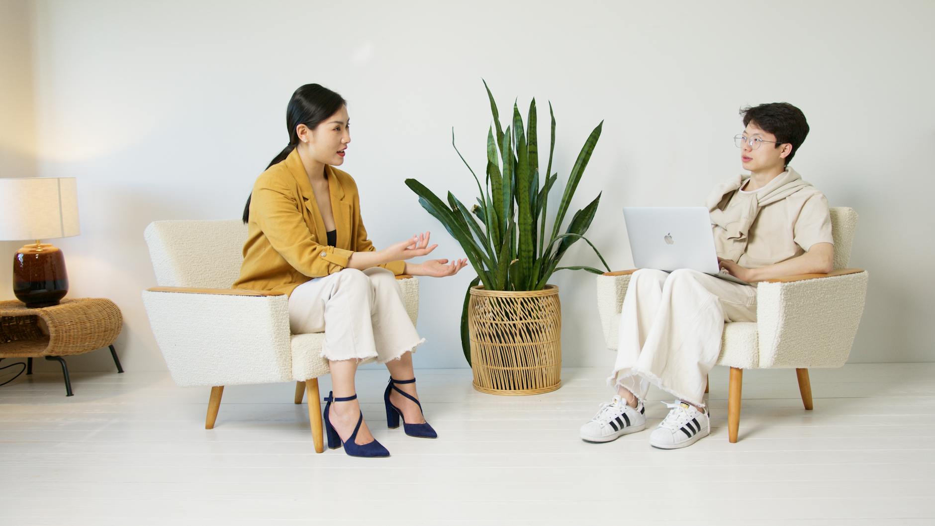 Dwóch kolekcjonerów butów rozmawia w minimalistycznym salonie