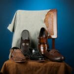 Eleganckie skórzane buty męskie do garnituru ułożone na krześle