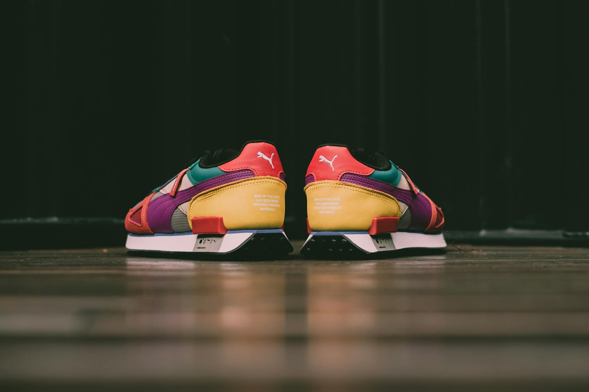 Kolorowe sneakersy na podłodze w nowoczesnym, jasnym wnętrzu