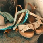 Letnie sandały i bikini w kratę ułożone na dekoracyjnej mapie