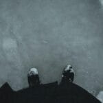 Męskie zimowe buty na ośnieżonym chodniku, widok z góry