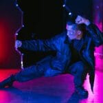 Mężczyzna w cyberpunkowej scenerii w neonowych światłach