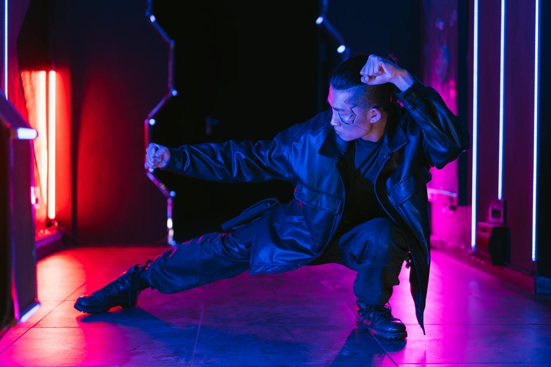 Mężczyzna w cyberpunkowej scenerii w neonowych światłach