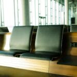 Puste krzesła na lotnisku oświetlone słońcem przed podróżą samolotem