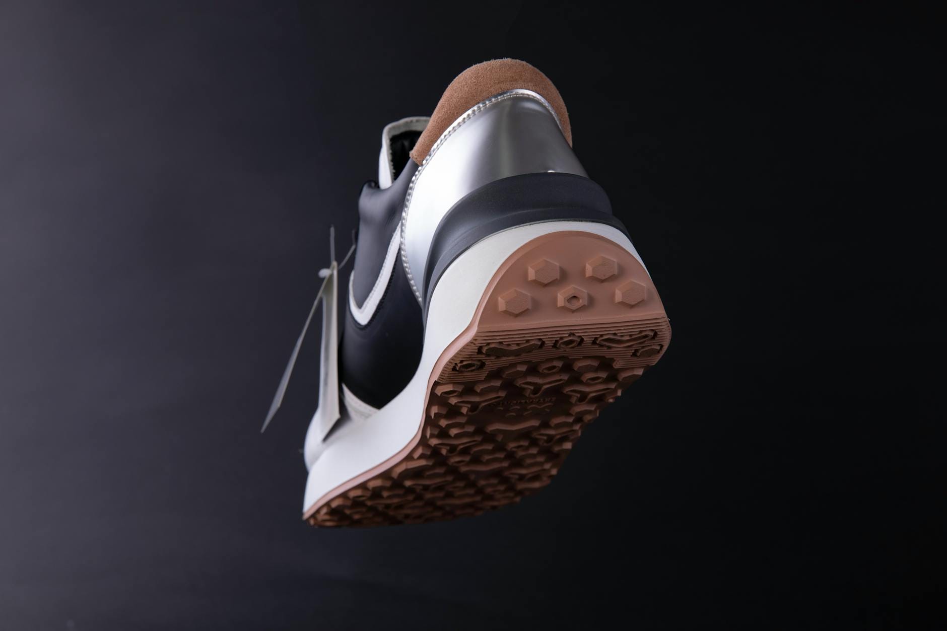 Zbliżenie nowoczesnej podeszwy sneakersa na czarnym tle