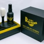 Zestaw do pielęgnacji skórzanych butów Dr. Martens na stole