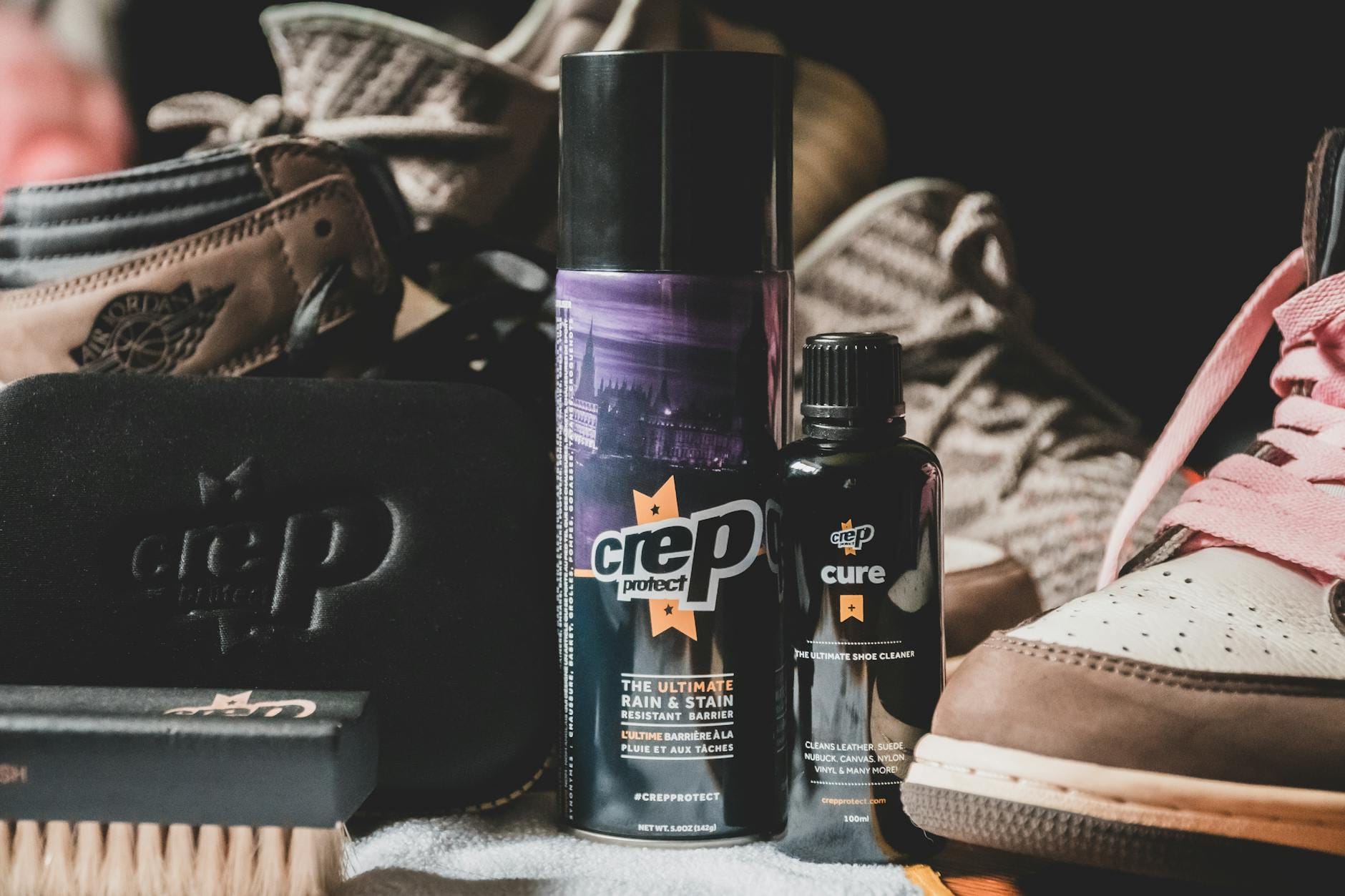 Zestaw preparatów do pielęgnacji obuwia i szczotka do czyszczenia