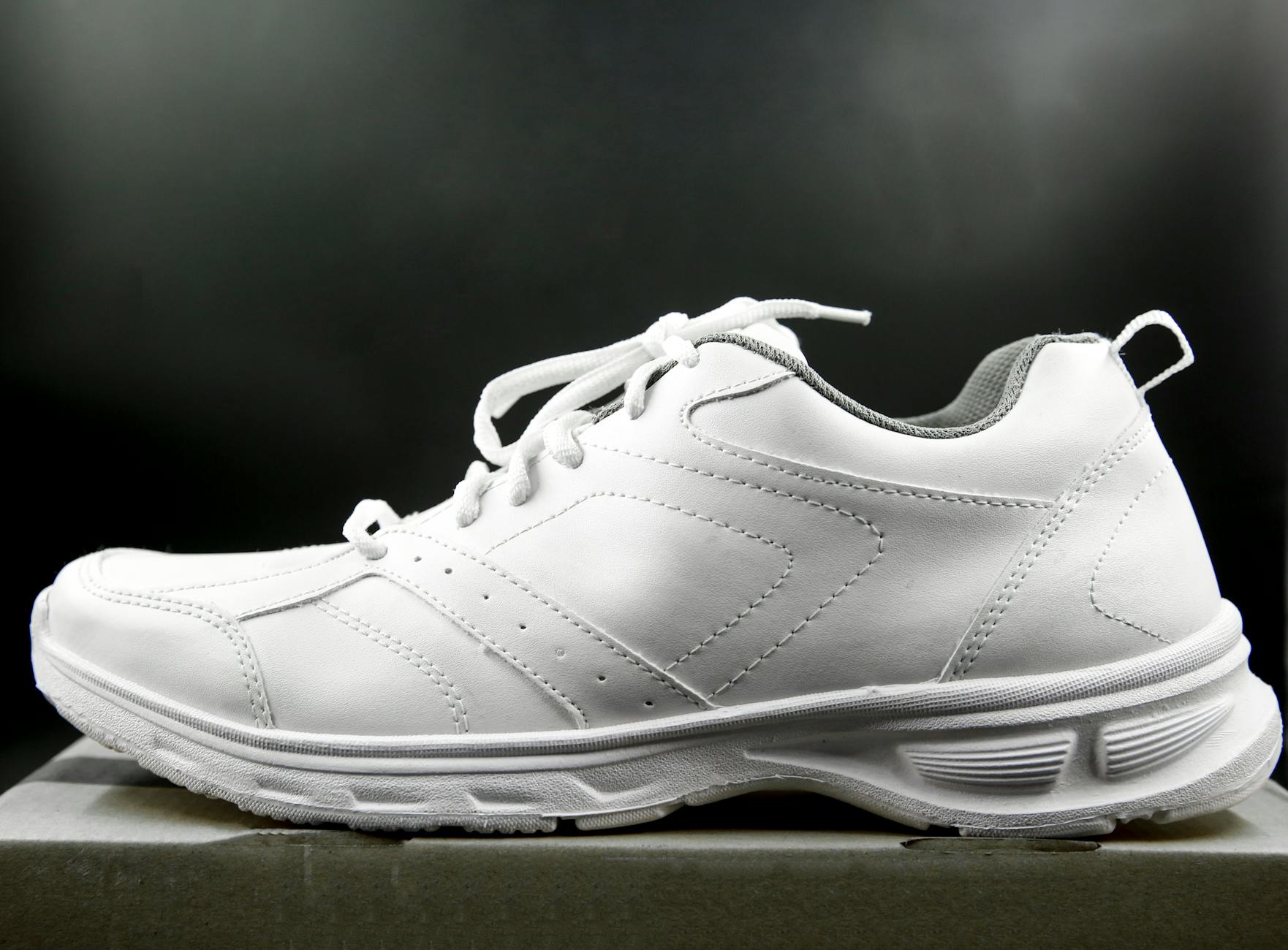 Biały sneaker z boku, minimalistyczny design i czysty wygląd