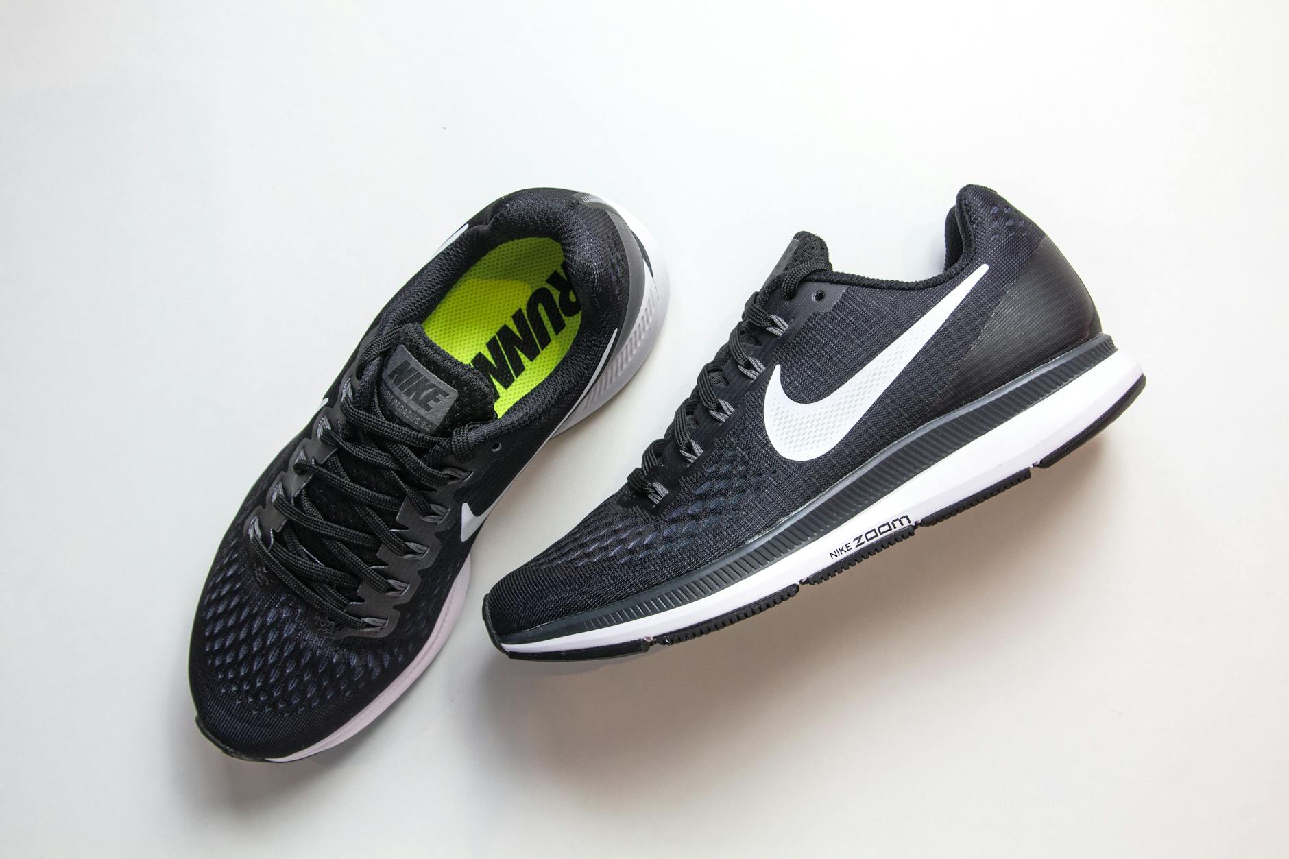 Buty Nike Zoom sportowe w nowoczesnym fasonie na jasnym tle