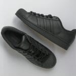 Czarne sportowe buty na szarej powierzchni, widok z góry