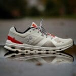 Minimalistyczny but do biegania odbijający się w wodzie