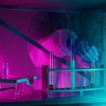 Naukowiec w rękawiczkach bada próbki w futurystycznym laboratorium