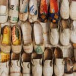 Ręcznie robione wsuwane buty z recyklingu jako przykład mody zrównoważonej