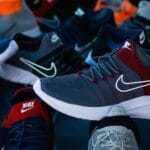 Rząd kolorowych butów sportowych w różnych stylach na wystawie