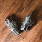 Czarne miejskie sneakersy o nowoczesnym designie na drewnianej podłodze