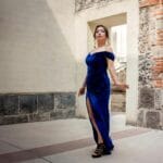 Elegancka kobieta w niebieskiej sukni z rozcięciem i butach na obcasie