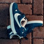 Niebieskie miejskie sneakersy na ceglanej nawierzchni w Brazylii