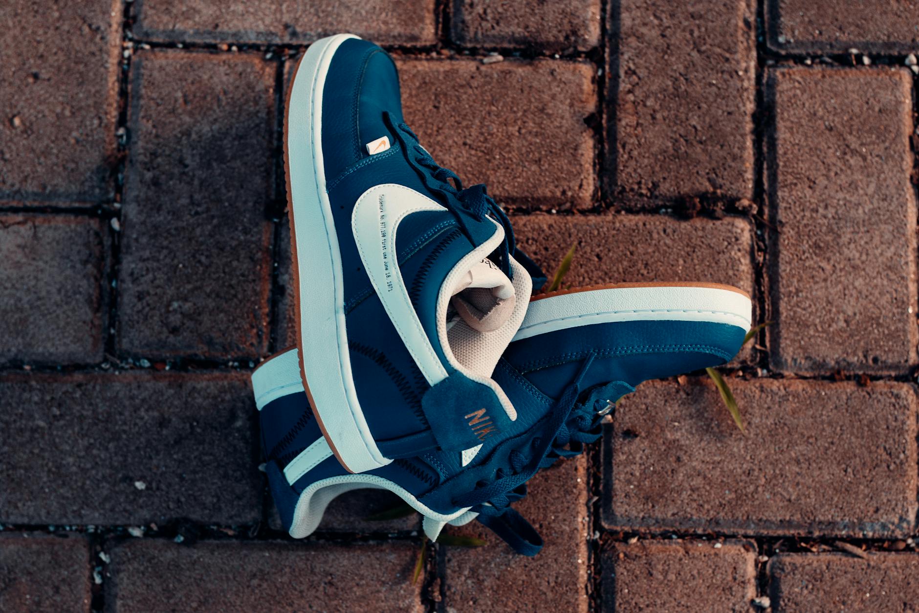Niebieskie miejskie sneakersy na ceglanej nawierzchni w Brazylii
