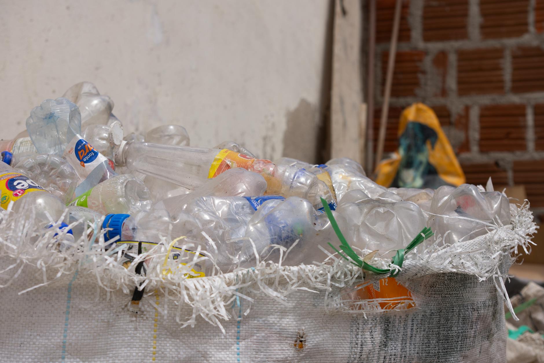 Plastikowe butelki w pojemniku na śmieci przygotowane do recyklingu