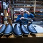 Rzemieślnik w Safranbolu ręcznie szyje skórzane eleganckie buty