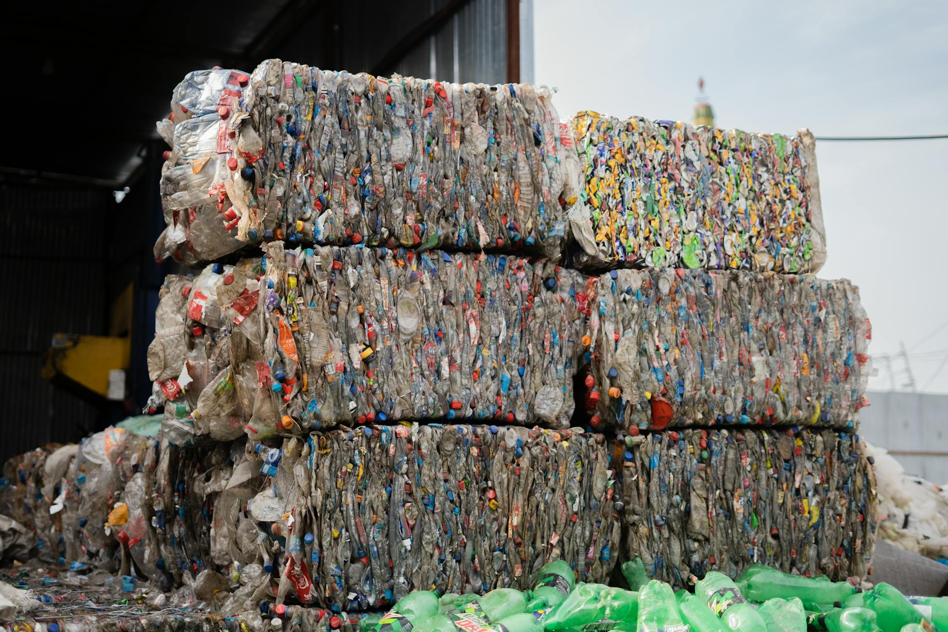 Sprasowane plastikowe butelki w zakładzie recyklingu