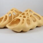 Beżowe klapki z drukarki 3D o futurystycznym, ażurowym kształcie