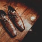 Brązowe skórzane buty męskie retro na zniszczonych deskach