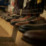 Brązowe skórzane buty retro ustawione w rzędzie na straganie