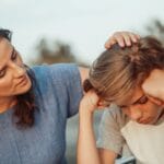 Mama wspierająca przygnębionego nastoletniego syna podczas rozmowy