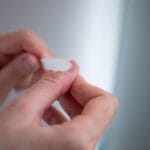 Zbliżenie dłoni piłujących paznokcie pilniczkiem