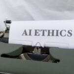 Zbliżenie maszyny do pisania z tekstem AI ETHICS na kartce