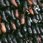 Ekspozycja czarnych i brązowych skórzanych butów w stylu vintage