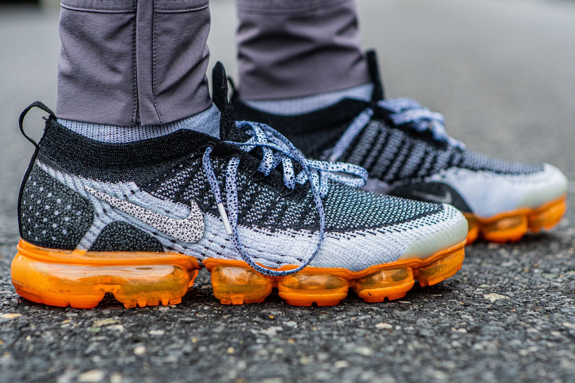 Kolorowe sneakersy Nike Vapormax Flyknit na chodniku z bliska