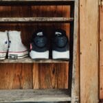 Drewniana półka z butami Converse All Star i Nike w stylu vintage