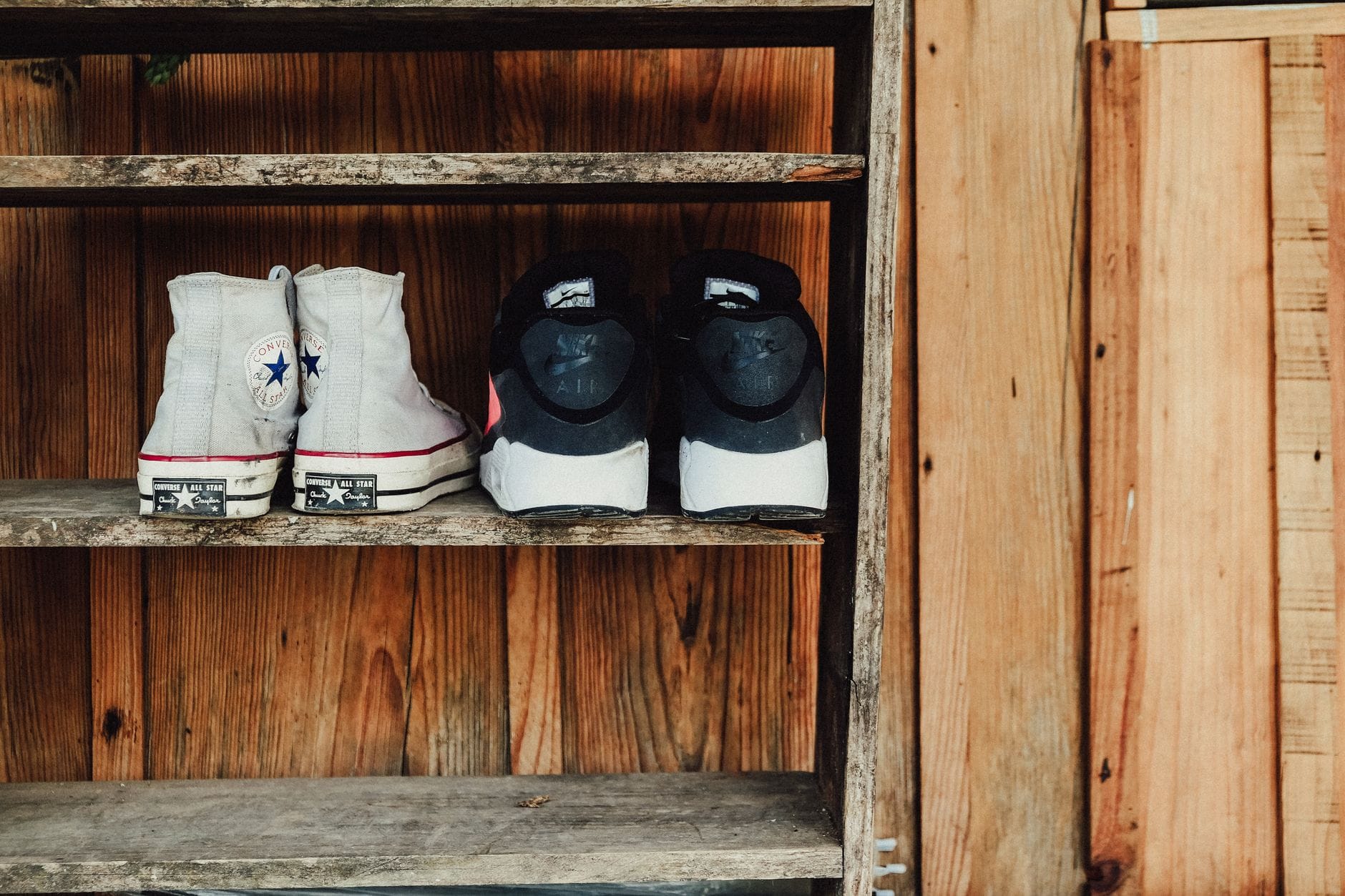 Drewniana półka z butami Converse All Star i Nike w stylu vintage