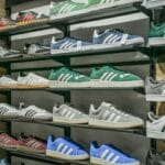 Kolorowe sneakersy na półkach w sklepie z modnym obuwiem