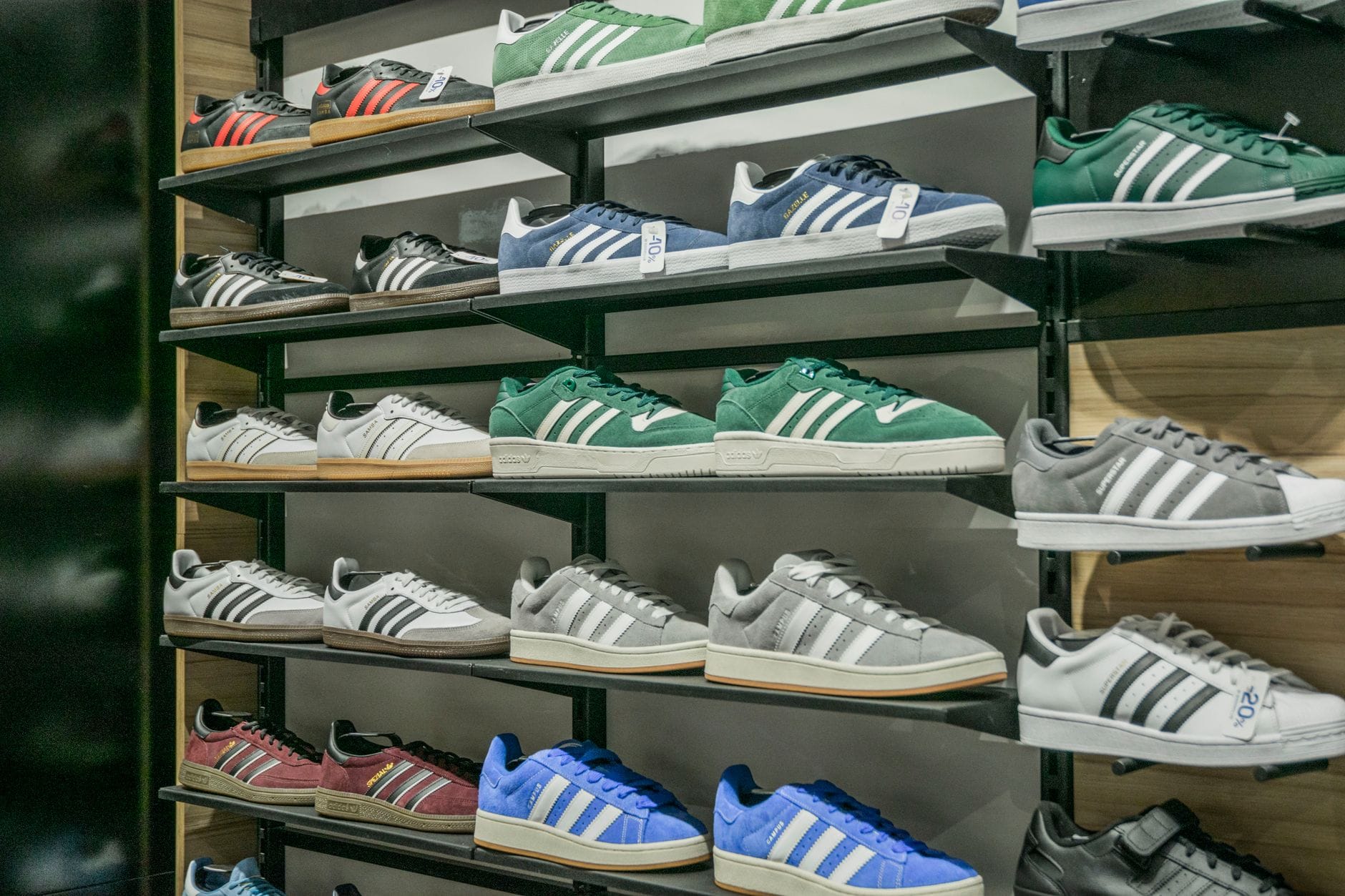 Kolorowe sneakersy na półkach w sklepie z modnym obuwiem